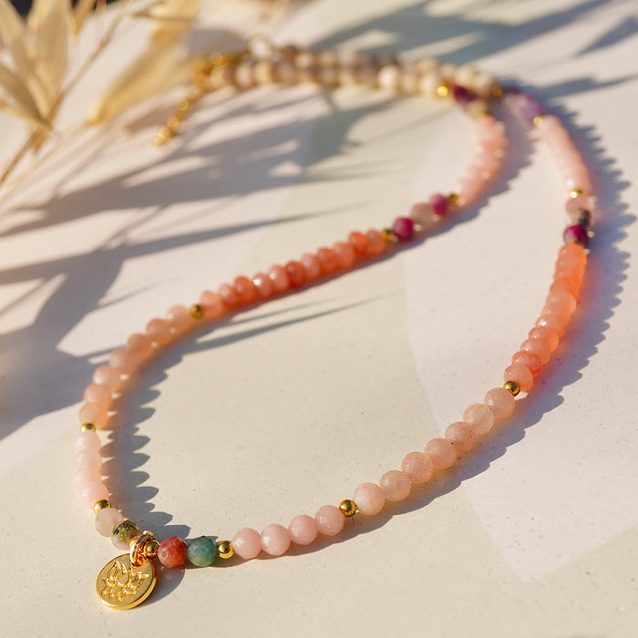 „Tulum Spirit“ Halskette: Fossil, rosa Opal & Mondstein Perlen mit goldenem Anhänger.