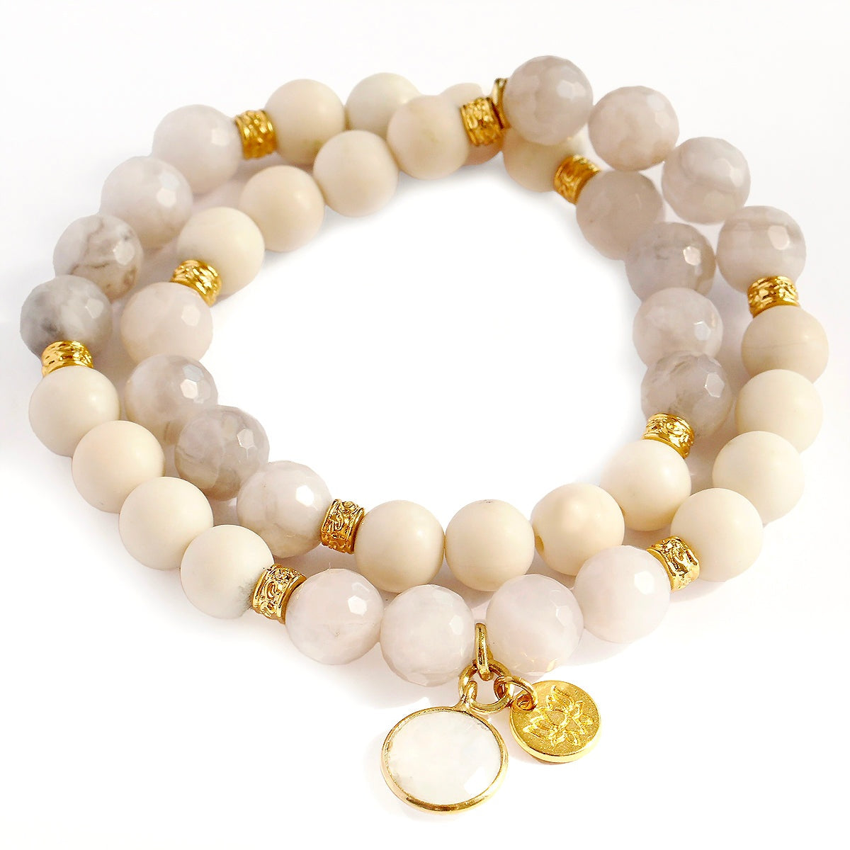 Infinite Grace Armband mit Crazy Lace Achat, Fossilsteinen, Opal Quarz und vergoldetem Lotus-Anhänger, handgefertigt in Deutschland.
