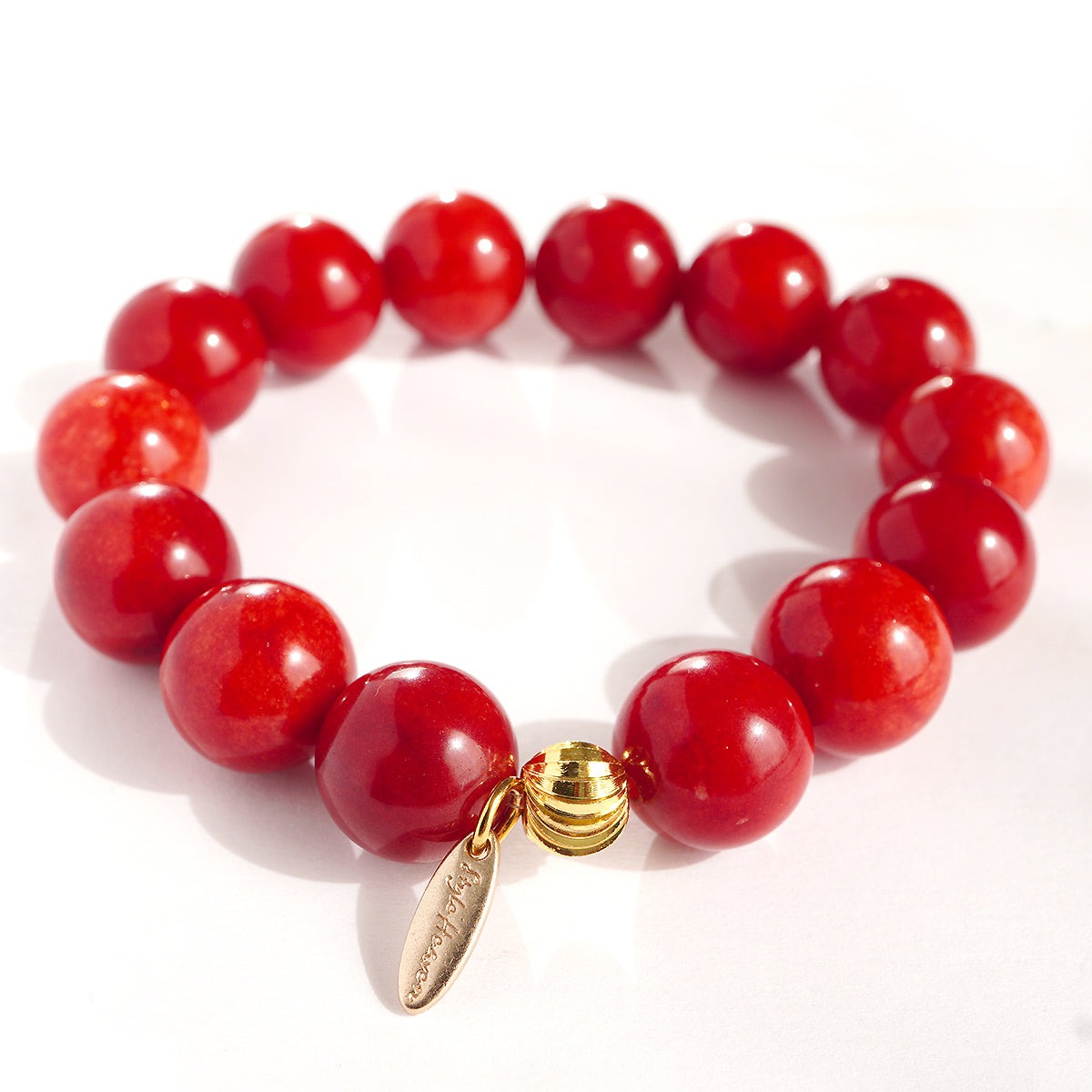 Red Flame Kugelarmband aus roten 14 mm Honigjade Perlen mit vergoldetem Messingdetail, handgefertigt und energiegeladen.