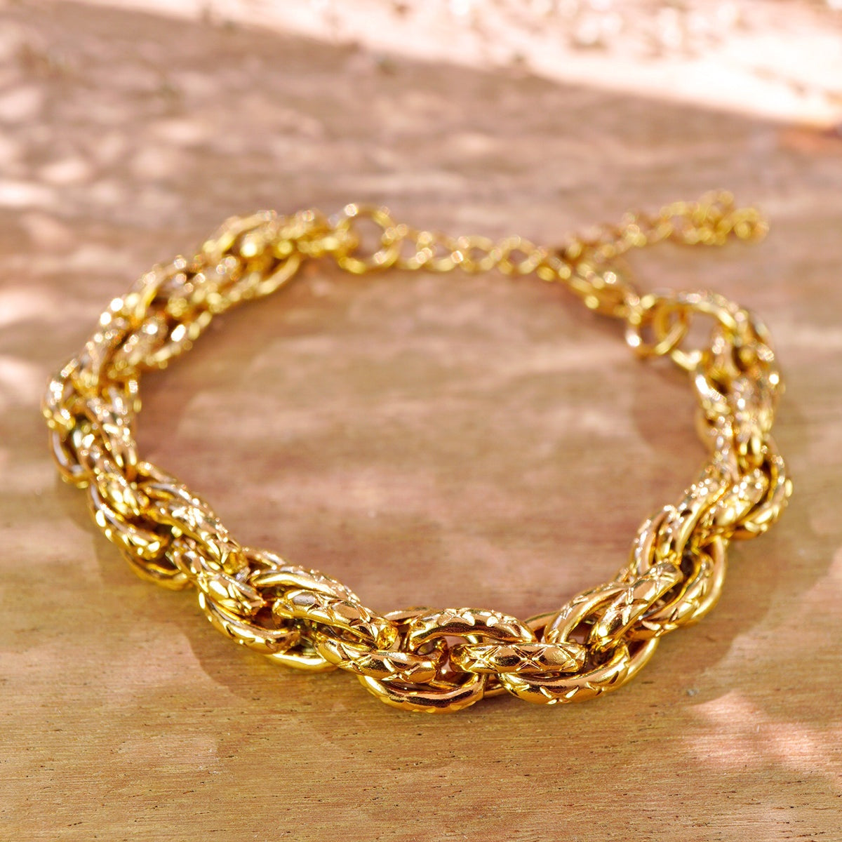 Byzantin Armband aus 18K vergoldetem Edelstahl, Teil des Aurora Noire Onyx Bundles, elegant und handgefertigt