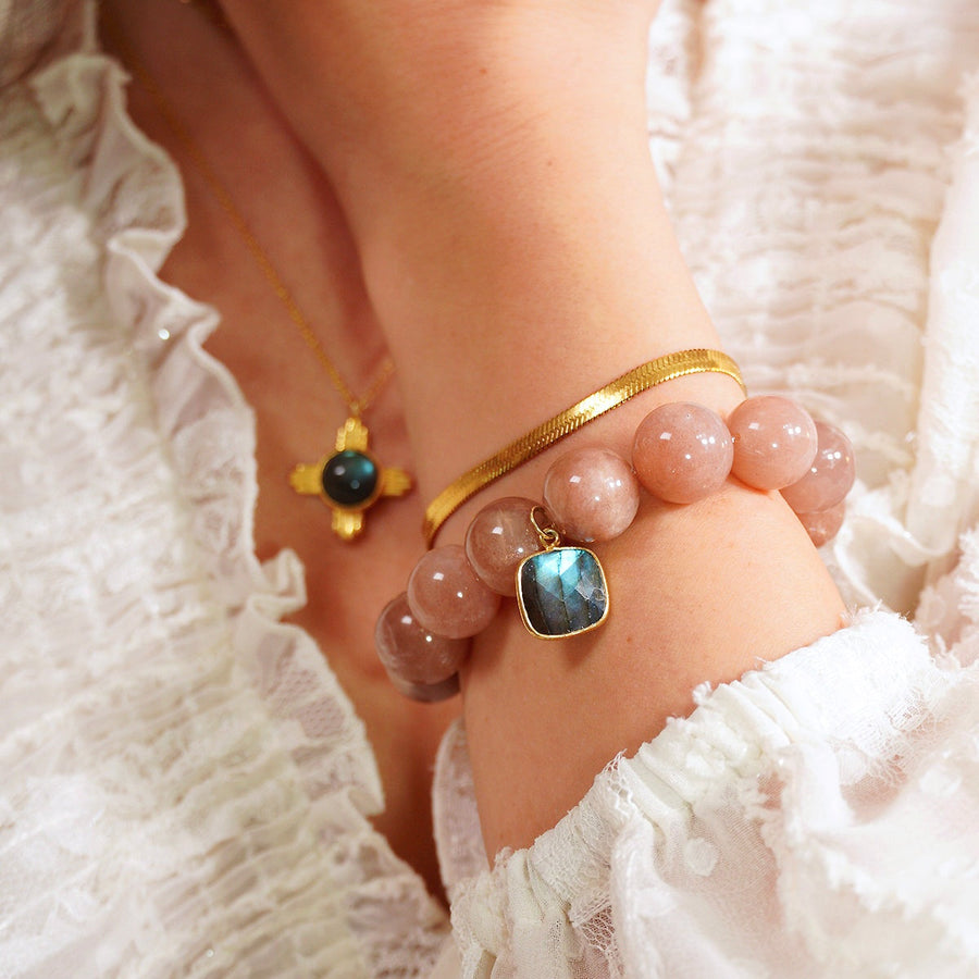 Liora Armband Set mit Mondstein und 18K vergoldetem Edelstahl am Handgelenk