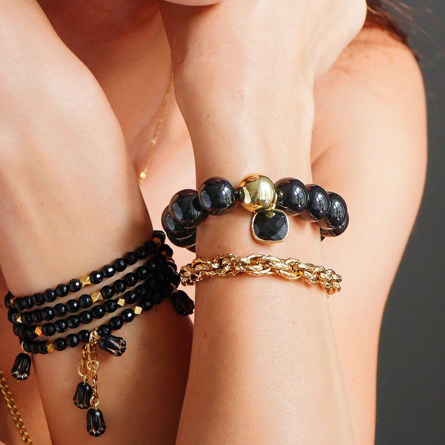 Aurora Noire Armband Set aus tiefschwarzem Onyx und 18K vergoldetem Edelstahl, elegantes Onyx Bundle für starke, sinnliche Looks