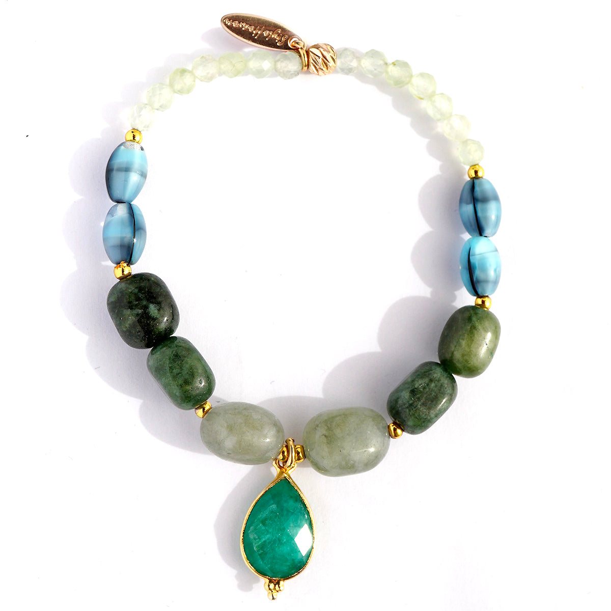 Tavina Edelstein Armband aus Moosachat und grünem Onyx mit vergoldetem Anhänger, handgefertigt und elastisch