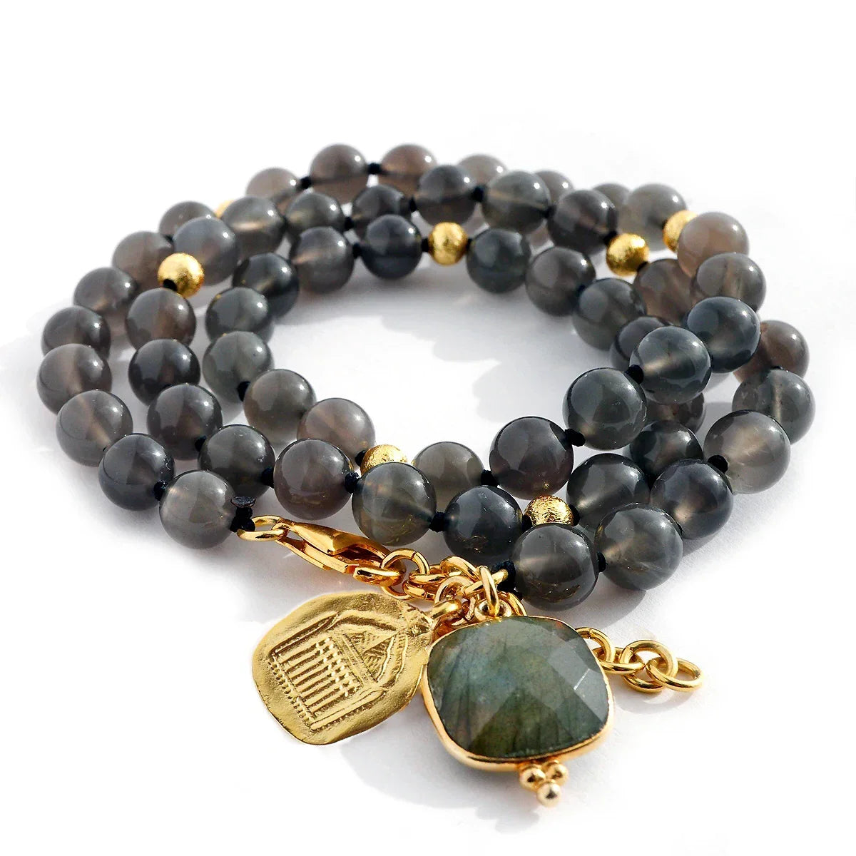 Silent Moon Wickelarmband aus schwarzem Mondstein mit Labradorit und vergoldeten Anhängern