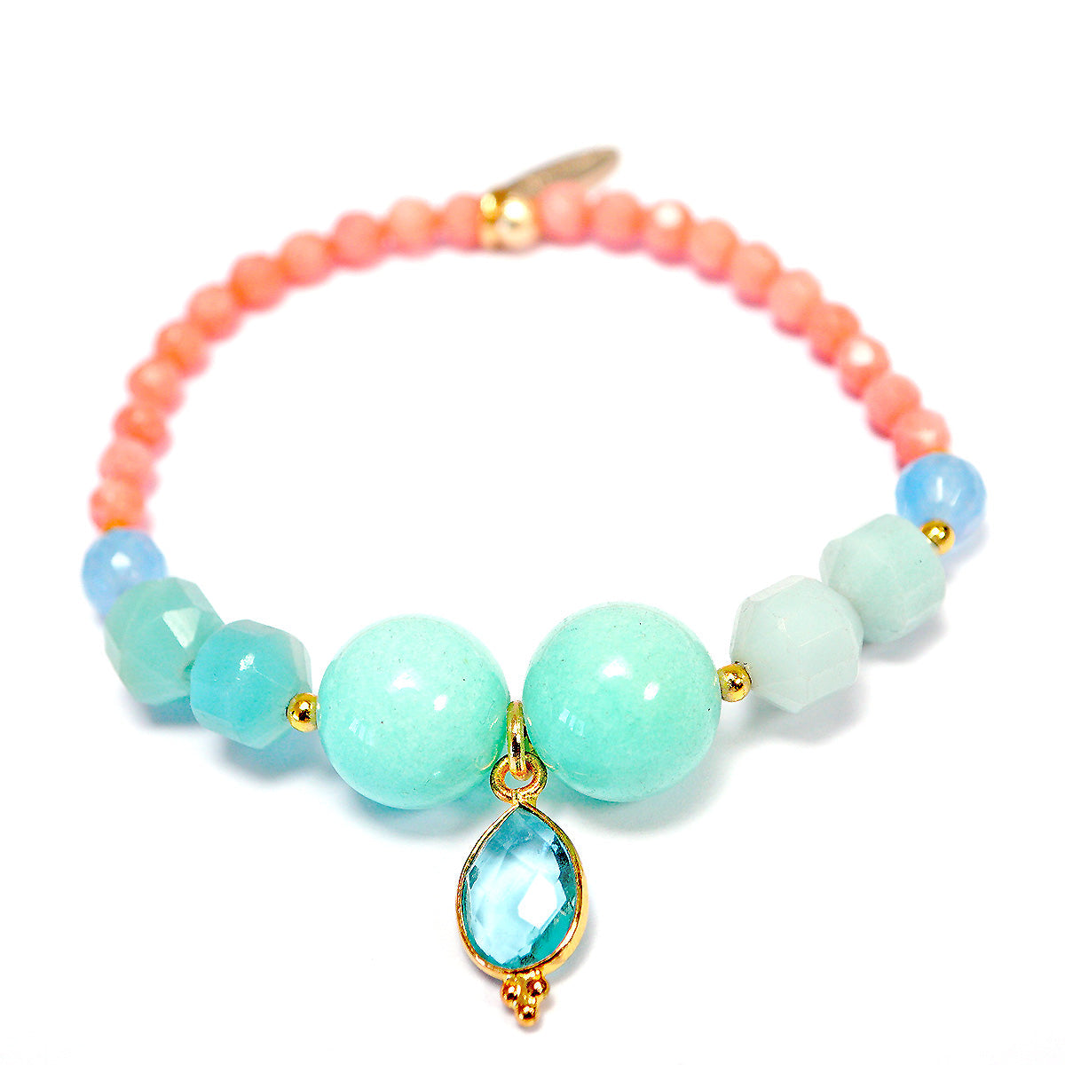 Elastisches Sommer Armband mit blauem Topas Anhänger und bunten Perlen, inspiriert von Meeresfarben.