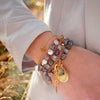 Desert Light Wickelarmband aus Botswana Achat mit Labradorit-Anhänger und 18K vergoldetem Messing, handgeknotet in sanften Braun- und Beigetönen.