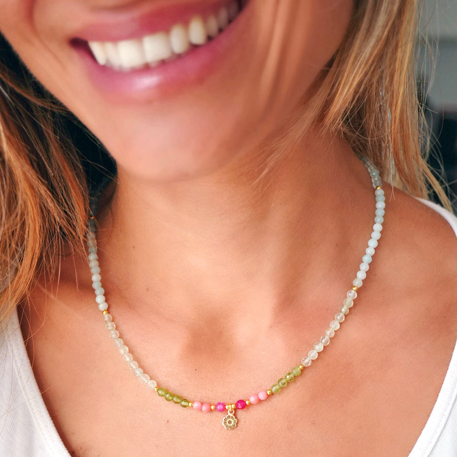 Tahiti Breeze Halskette mit Amazonit, Blauer Topas, Rubin-Quarz und 18K vergoldeter Blume.