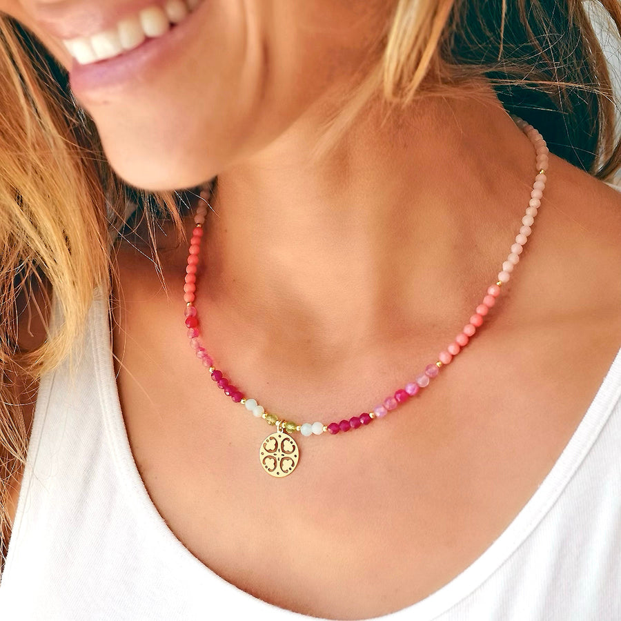Santorini Sunset Halskette mit Mondstein, Pink Opal, Rubin-Quarz und 18K vergoldetem Kleeblatt-Anhänger.