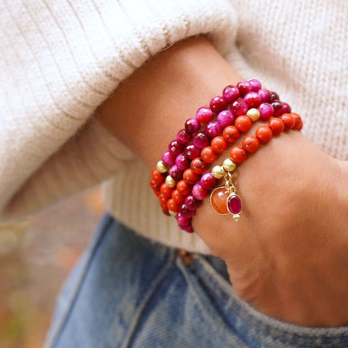 „Vibrant Energy“-Armband: Tigerauge & roter Türkis, mehrreihiges Armband mit goldenen Akzenten und Anhänger.