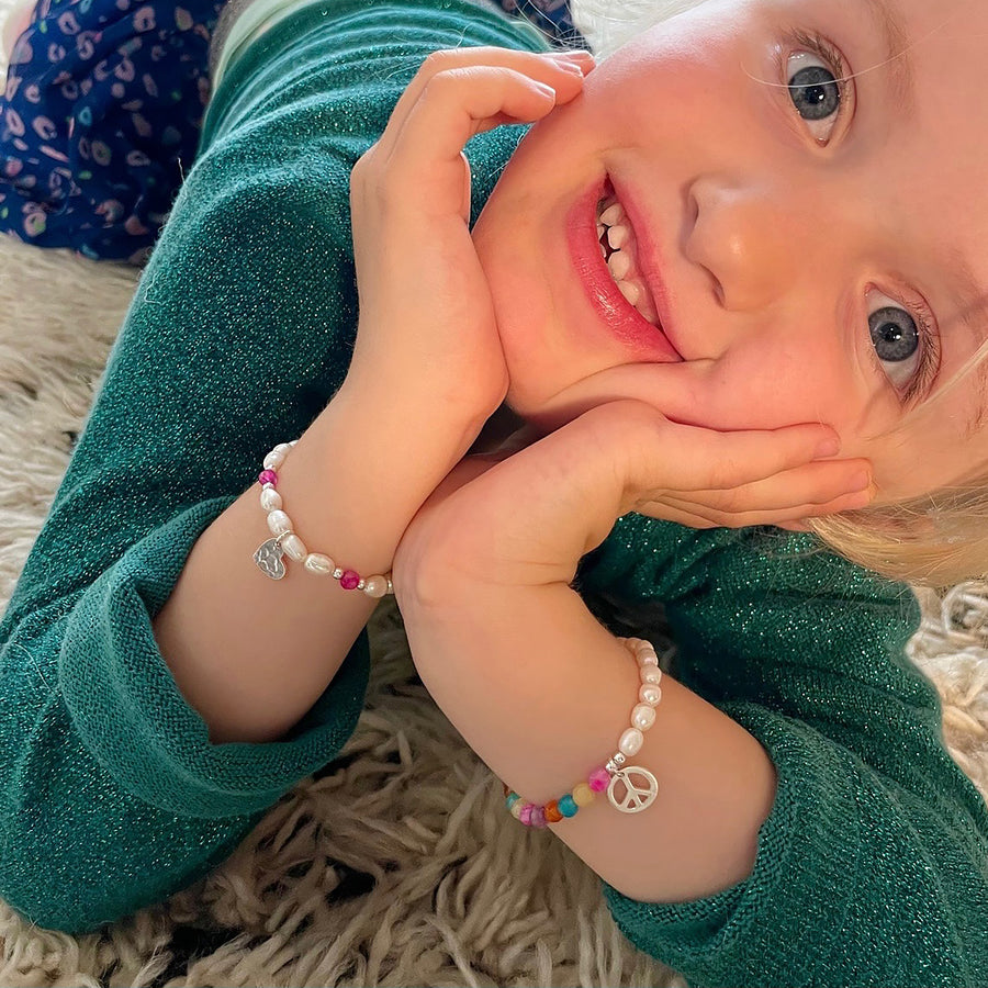 Für Kinder:  Peace Armband mit Süßwasser Perlen, Silber