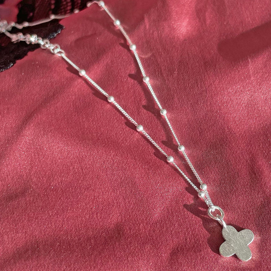 Silber Halskette mit kleiner Blume