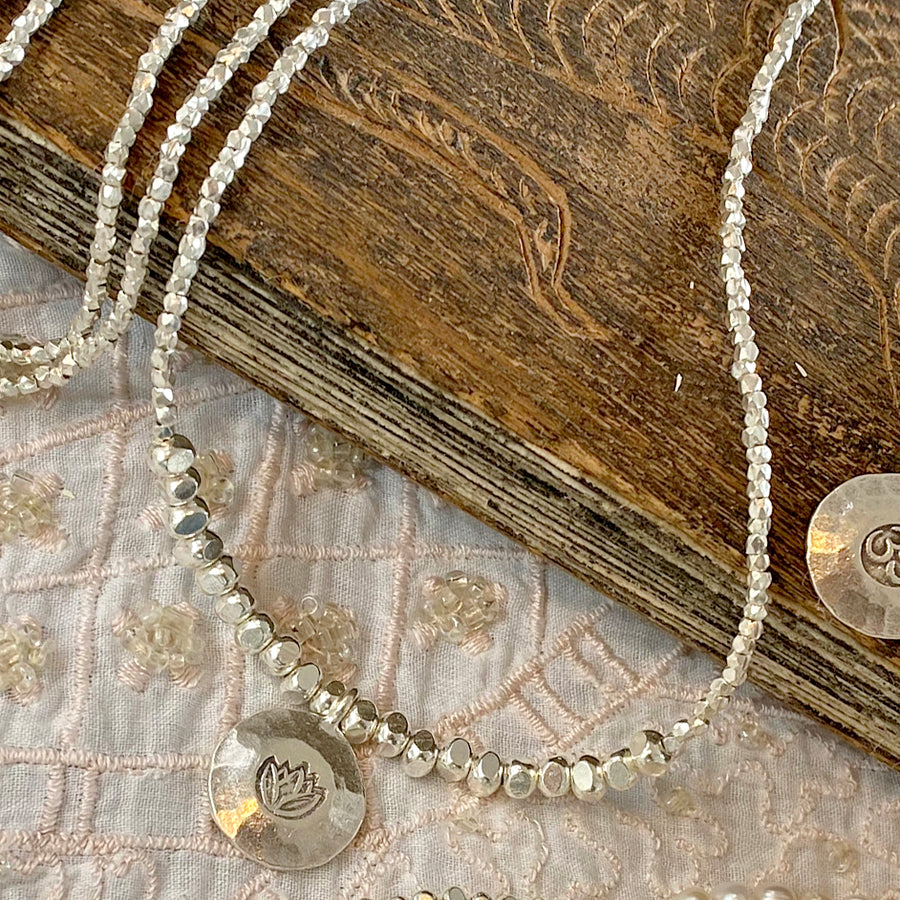 Silber Halskette mit Lotus, kurz.