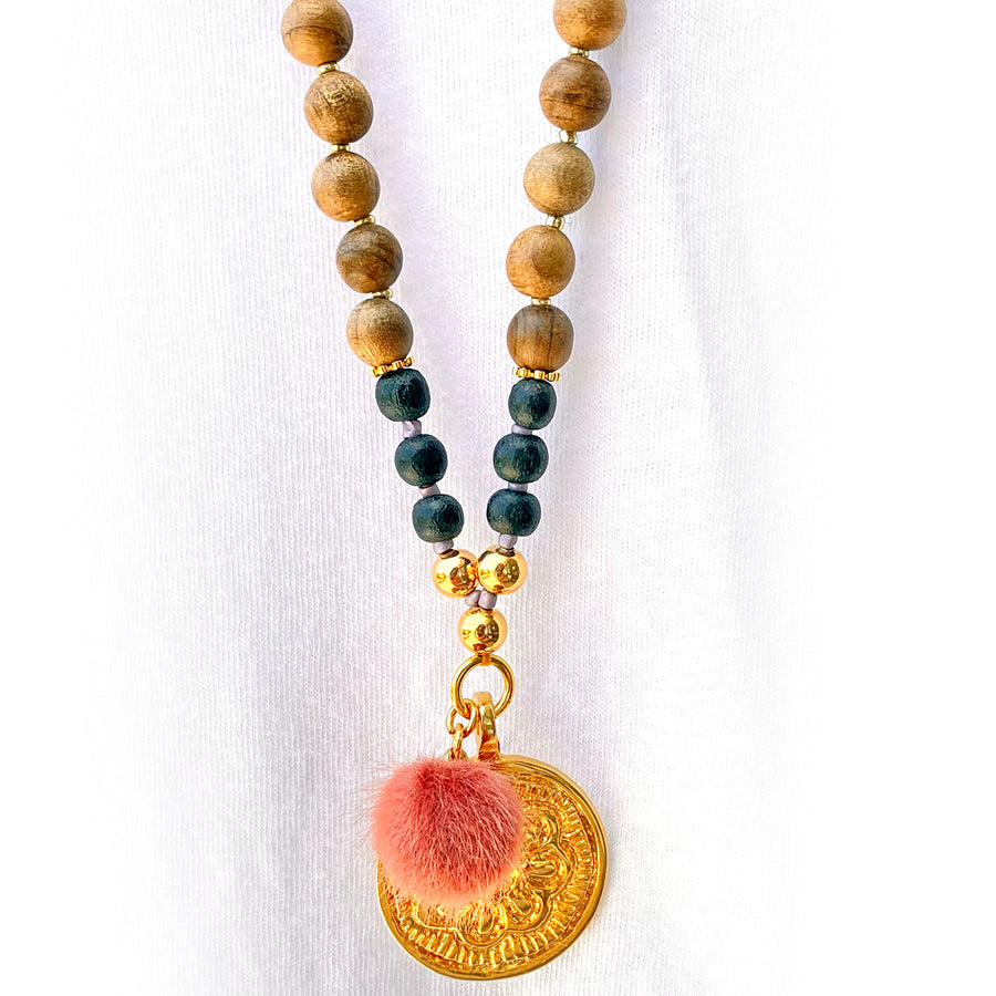 Halskette mit Holzperlen, Vegoldete Münze und Pom pom Style Heaven
